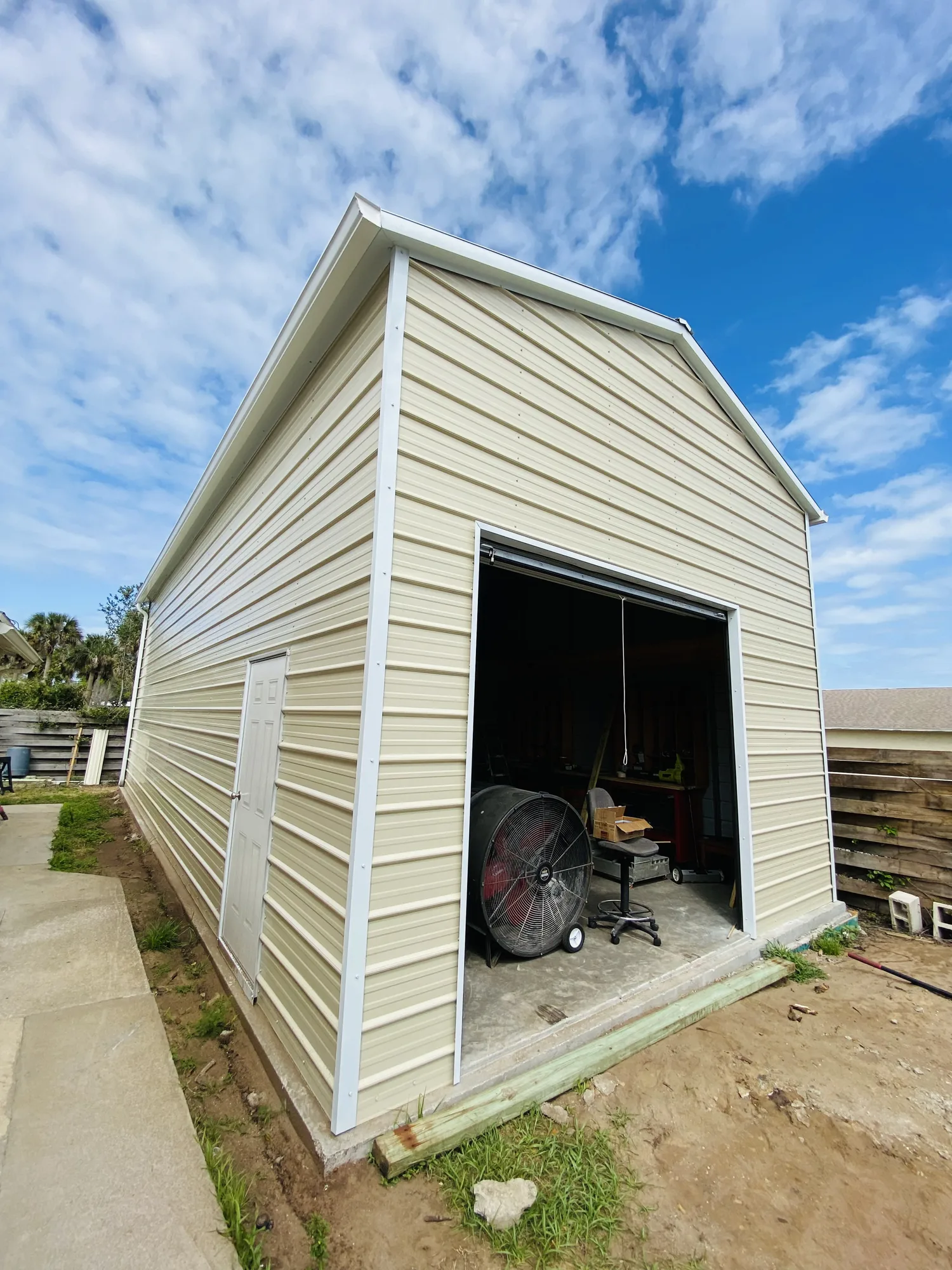 Light siding, fascia and gutter installation on a detached building